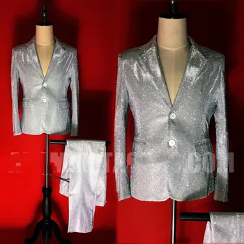 Певец, dj в нощен клуб G-Dragon GD, същия вълшебен цвят, сребристо-бял, с градиентным блясък, с костюм, костюм.