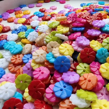 100 бр./лот, многоцветни пластмасови копчета във формата на цвете 13 мм, 18 мм, 2 отвора за шиене/Апликация/бродерия, детски дрехи