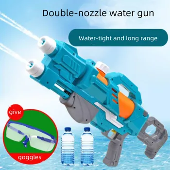 Детски играчки с воден пистолет през Лятото Момчета И момичета организира Водите битка на открито, и Голяма Водна помпа Води Воден пистолет в действие.