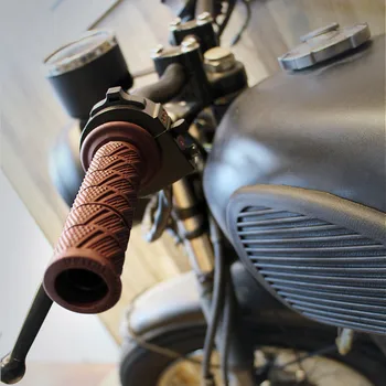 2 бр. Мотоциклетът дръжка с предпазител на дръжката, възглавница, устойчива на плъзгане състезателна гума дръжка за мотора, скутер или мотокрос, универсален