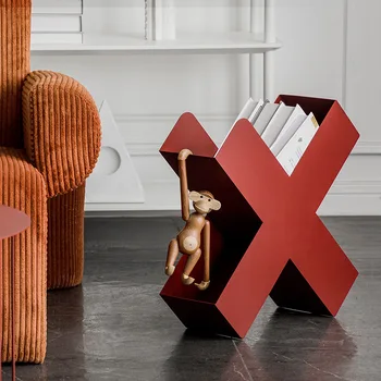 Креативна дизайнерска мини-лавица за книги за всекидневната, Окото, Червен Прост диван, Няколко съвременни рафтове за списания в скандинавски стил